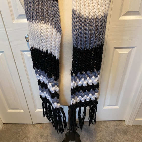 Women’s crochet scarf - Picture 3 of 6